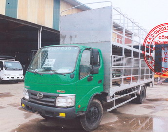 Xe tải Hino XZU352 7.5 tấn chở xe máy