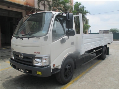 Hino XZU352L tải 3.4t thùng: 5700x1850x500